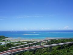 ニライカナイ橋。
毎回寄ってしまいます。
道中の南部の畑の景色は、本当にのどかで癒されます。
いつまでもドライブしたいですよ。