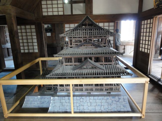 「１５.７２ｍ（礎石〜大棟）」　。<br /><br /><br />この天守は　「重要文化財」　です。