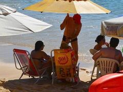 ビーチに行き、頼むとビーチボーイ（いや、おじさん）が傘とイスを手早く用意してくれます。

サービスは最高です。

食べ物も飲み物も全て運んでくれます。

現金も後払い...です。