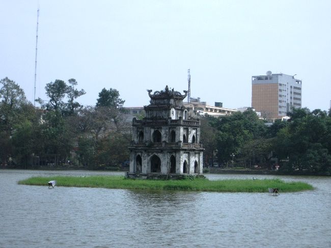 ホアンキエム湖「亀の塔」<br />ホアンキエム湖の花壇で多くの市民が写真撮っていたのはSNSに投稿用？<br />