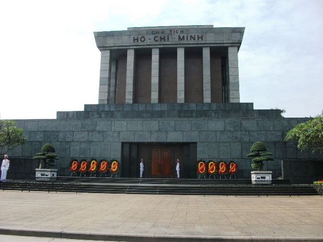 ホーチミン廟<br />ハノイ市内に着いたのがお昼頃のため、ホーチミン廟の中を見学できず、残念。