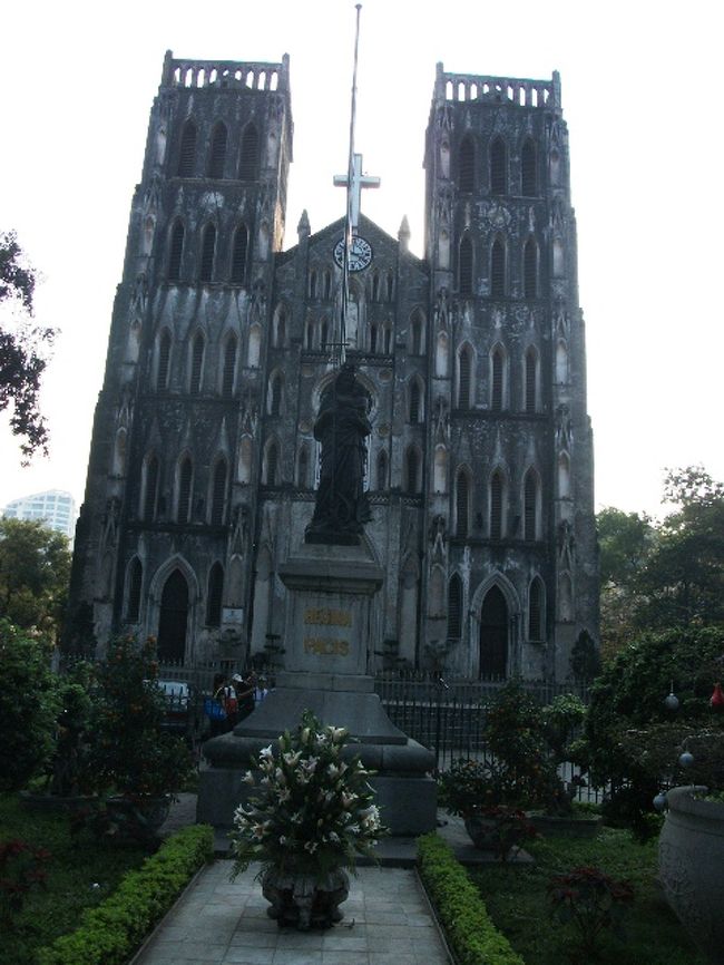 ハノイ大教会<br />夕方に行ったら、ゲートが閉まっていた。<br />この周りにはベトナム式オープンカフェがあり、低いテーブル＆イスで若者達がコーヒーを飲んでいた。<br />きっと、このスタイルが流行りなんでしょうね。