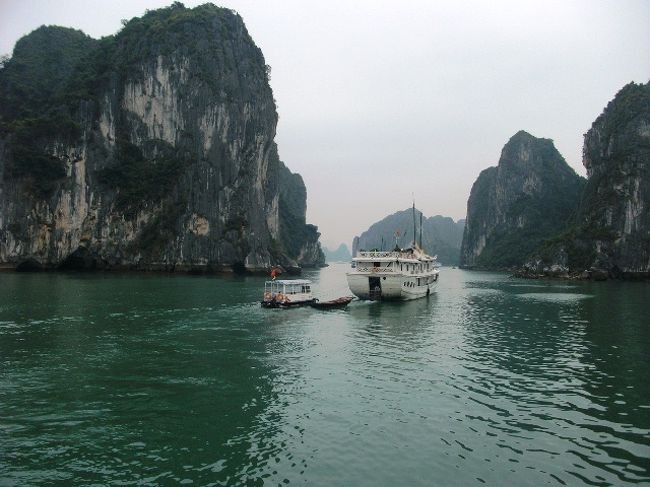 ハロン湾<br />日帰りツアー(US29ドル)で観光船を貸切。<br />昼食後に船の屋上から一望でき、迫力のある眺めだった。<br />港から数十分でこのあたりに到達。