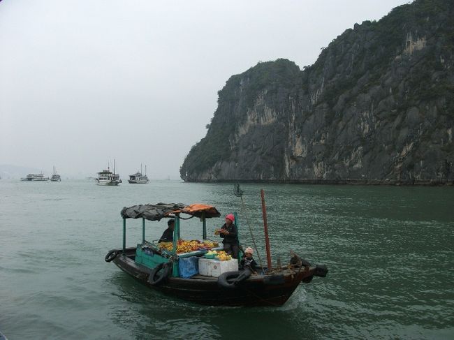 ハロン湾<br />果物等の物売りの小舟が追っかけてきます。