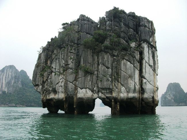 ハロン湾<br />エンジン小型ボートでこの岩の隙間を通過した。