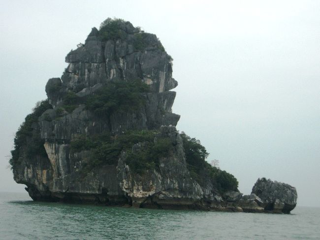 ハロン湾<br />英語ガイドがチキンの形の岩とか言っていたような気がした。