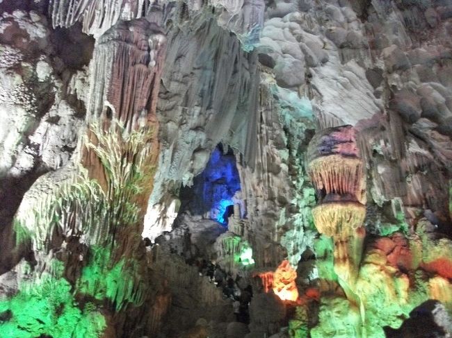 ハロン湾の「ティエンクン洞」