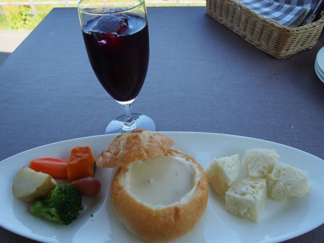 やっとお昼です。といってももう２時すぎてます（笑）<br />富良野の丘にたっている、ふらのワインハウスのレストランで<br />チーズフォンデュをいただきました。<br />これでプチサイズなのですが、いやぁ〜十分でした。<br />車なので、ワインではなくぶどうジュースで（涙）