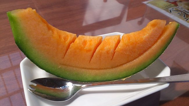 さて！今回のメイン（誰のメイン？）。<br />母に頼まれた富良野メロンを買わねば！<br />ファーム富田の横にふらのメロンハウスがありますので<br />とりあえずそこかなぁ〜と。<br />もちろん食べてみないとね！ってことでクーポンで１００円にてゲット。<br />甘くておいしかったぁ〜（＾〜＾）<br />まだ時期が早いかなぁと思ったけど、これだけのメロンもできているんですね。<br />奮発して、そこそこのを両親と姉夫婦に送りましたよ〜<br />私はたぶんご相伴にあずかれないけどねぇ〜