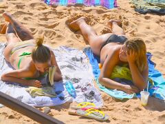 お姐さん...その足の刺青は....やりすぎです....。

そんなことしなくても十分綺麗ですよ....。