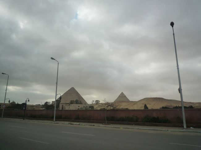 翌日、早速英語のガイドツアーを手配しピラミッドツアーへ。<br />ピラミッドの入場は午前、午後、各３００人迄と入場制限があり、個人での入場はできないため必然的にガイドを頼むかツアーに参加することになる。