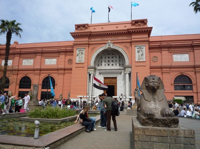 カイロの考古学博物館。<br />ツタンカーメンの黄金マスクが有名だが、その他にもまさにお宝の宝庫！<br />だが、雑然と展示してあり、スペースも明らかに足りない。移転の予定があるようだが早期に希望。