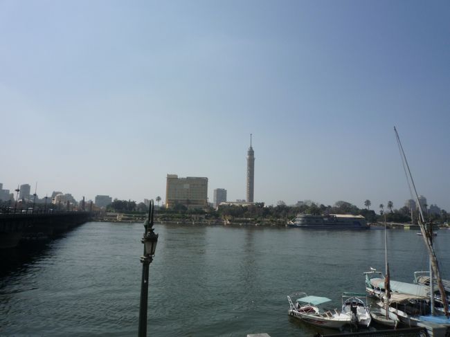 雑然としたカイロ市街でナイル川沿いだけは涼やかな雰囲気。気晴らしに散歩もできるが重要施設の周辺は銃を持った警官が警備しており緊張感がある