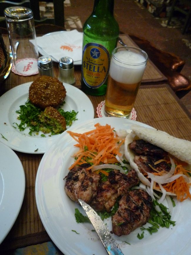 ハトのグリル（ハマーム）がメイン。暑い国らしくスパイシーでビールに合う。ビール２本と料理で￥１０００くらい。