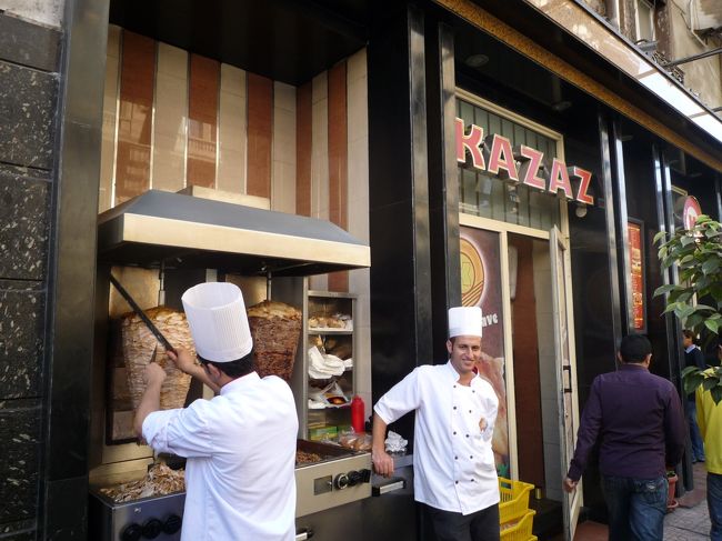 一般の人がいく店は観光客はほとんど来ないのか私が入店すると珍しい様子。英語が通じないので現物を指差す方法で注文することが多く、多少苦労した。