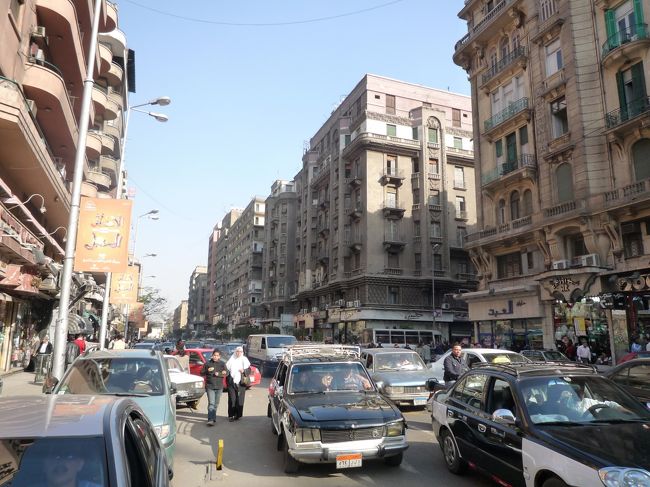 カイロ市街でクラクションの音が止むのはコーランが街中のスピーカから流れる祈りの時間だけ。