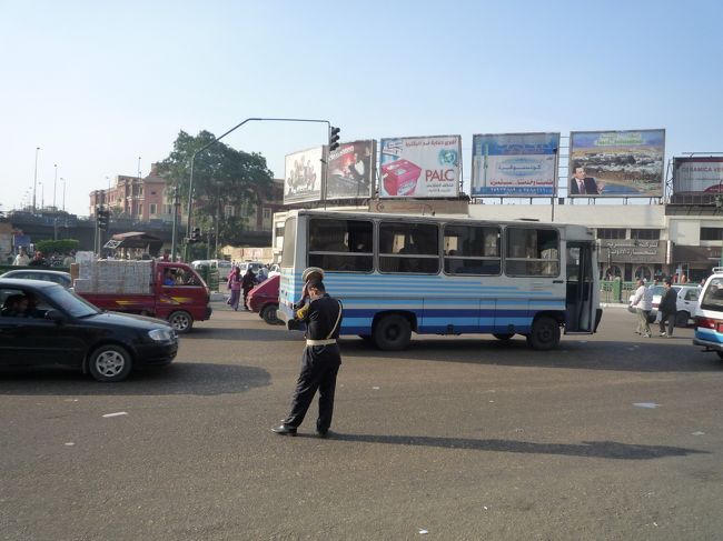 一部は警官が手信号しているが、市内に信号はほとんど無い。それが激しい渋滞に拍車をかけている。カイロに比べれば中国の運転マナーでさえ良く感じる。