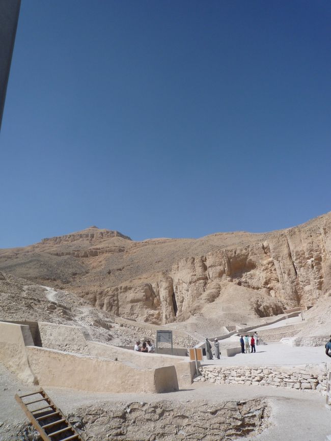 王家の谷<br />見たいポイントを言ってガイドさんに連れて行ってもらう。<br />あまりフレンドリーなガイドではなかったが、きちんと仕事はしてくれた