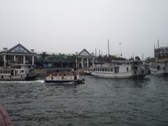 ホテルから三時間強かけて、ハロン湾へ！
遠かったです…

いざ出航！