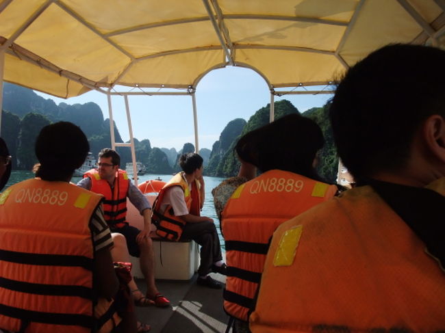 朝食後はボートに乗ってハロン湾のメイン観光地スンソット(Sung Sot）洞窟（鍾乳洞）を見学に行きます。