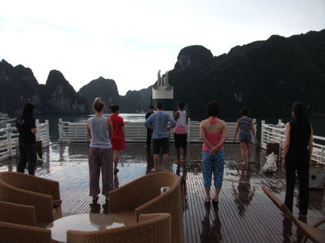 朝食前にデッキで太極拳のレッスン<br /><br />動きが遅いのが逆につらい！<br />良いストレッチになりました。