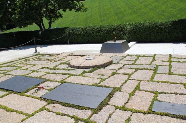 ケネディ大統領の墓と永遠の火　アーリントン墓地