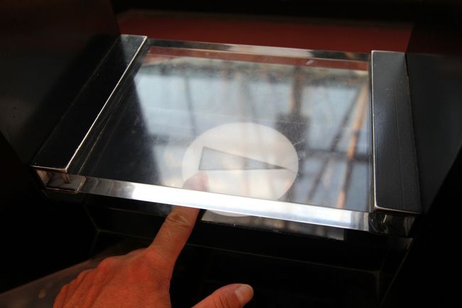 航空宇宙博物館で月の石に触れてみました