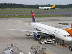 8:37、成田空港着。ボーディングパスを受け取って、買い物を済ませて、もはや儀式と化した展望デッキ訪問。

朝イチなのに何という暑さよ…

正面にとまっていたのはデルタのB757。かなり売れたのに国内では知名度が低い不遇な機材。そんなことより後ろの貨物機に目が行ったアナタは飛行機趣味な方ですね？