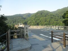 　渡月橋を渡ります。