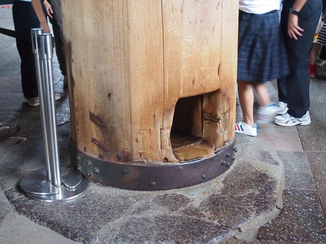 修学旅行生が穴をくぐっていました<br />抜けなくなったらシャレにならないのでご遠慮<br /><br />東大寺ミュージアムにて日光，月光両菩薩立像を拝観