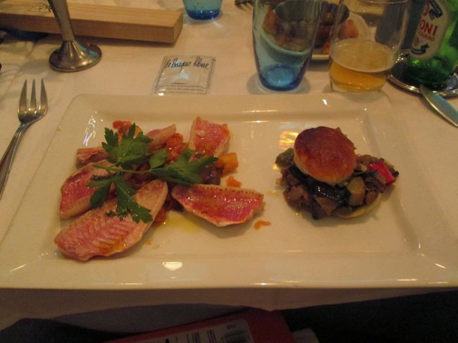 この日の夕食はニース港の東岸に面したシーフードレストランで、途中まではトラムに乗った。一回券は1.5ユーロだが、10人なので10ユーロのMULTI　10　VOYAGES（回数券）を利用した。<br /><br />この料理は私が選んだ赤魚のグリル。<br />魚が生焼けで、「魚にもミディアムレアーって有り？」<br />初めての経験でカルチャーショック！（笑い）<br /><br />「カツオ料理ボニトわが家風」は生焼けの「洋風カツオのたたき」です。<br />＜作り方＞<br />皮を剥いだカツオの1/4身（スーパーなどで売っている）を半分の長さに切り、焼く15分前に塩・胡椒を振り、にんにくのスライスを入れたたっぷりのオリーブオイルで1分（中火で）ほど、表面から5ミリ程度火が入る（変色する）まで焼いて、厚さ8〜10ミリに切って、マイユの粒マスタードを載せて食べます。<br />三面を順にフライパンに接するようにして手早く焼くのがポイントです。<br />中まで火が通ってしまうと切るときに崩れてしまいます。<br /><br />お好みでレモンを少々絞ってもよい。<br />粗熱をとって温かいうちが柔らかくて美味しいです。<br />冷蔵庫で保存すると固く身がしまり、風味が落ちてしまうので「食べきり」の量だけ焼くのがコツです。<br /><br />白ワインまたはブルゴーニュの赤（ピノ・ノアールPino Noir）ワインがよく合います。<br />（酒類の好みは個人差によるもので、決まった組み合わせはありません）(^O^)