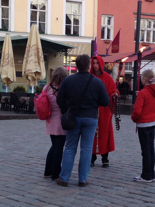 　レストランが軒を連ねていて、中世風客引きのお兄さんにぎょっとしつつ。