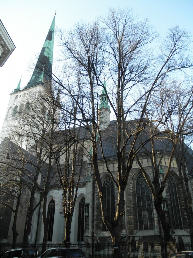 　18時近くだけど、まだ全然明るいので、散策しつつ夕飯を取ろうということに。<br /><br />「聖オレヴィステ教会」<br /><br />　オレヴィステという名の巨人が建設した、という伝承があるそうな。　