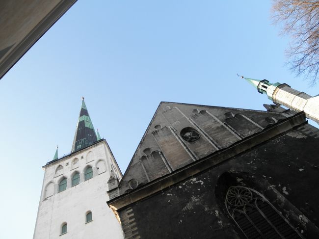 　完成間際、市民に「十字架が傾いているぞ！」という指摘を受けた巨人は塔の上でよろめき、落下してしまったんだそうな。