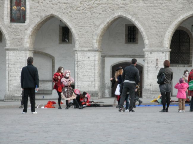 　広場で中世風、演劇風踊り？のパフォーマンスをぼんやりビール片手にぼんやり眺めつつ、この日は終了。