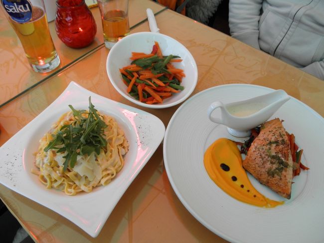 　サーモンとパスタ。<br /><br />　バルト海で取れるだけサーモンは美味しい。思ったよりおいしいものが食べられそうな予感。