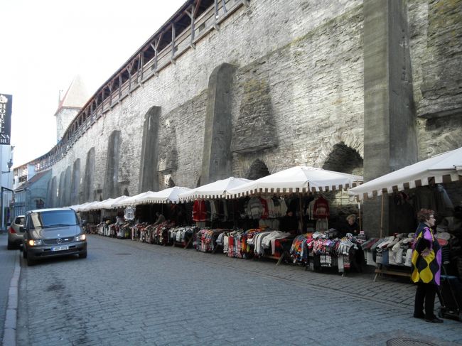 　城壁にずらっと並ぶニットの露店、通称”セーターの壁”<br /><br />　しっかし、タリン、本当にニットのセンスがいいのですよ。これから夏だってのに、厚手のせたー買っちゃったじゃないか。