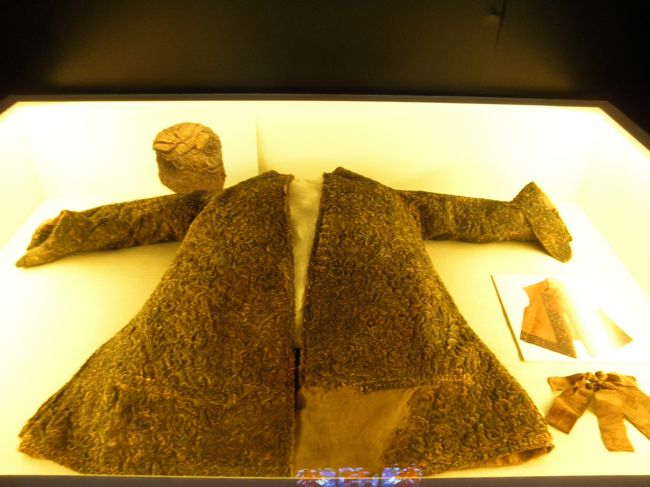 　１７世紀の遺体に着せられていたデスコート。