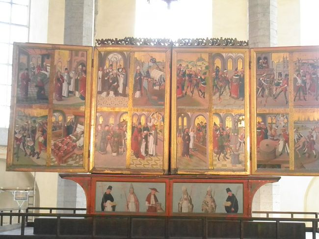 　主祭壇。どでかい観音開きになってます。