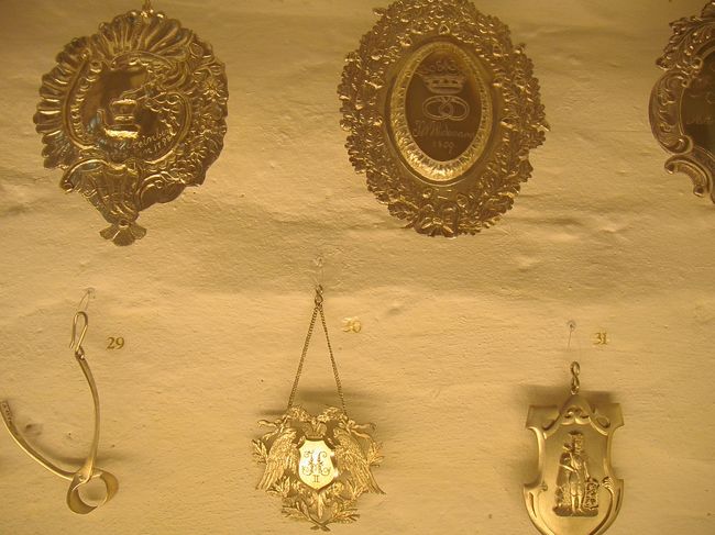 　国王、貴族、職人の名と年代が刻まれています。