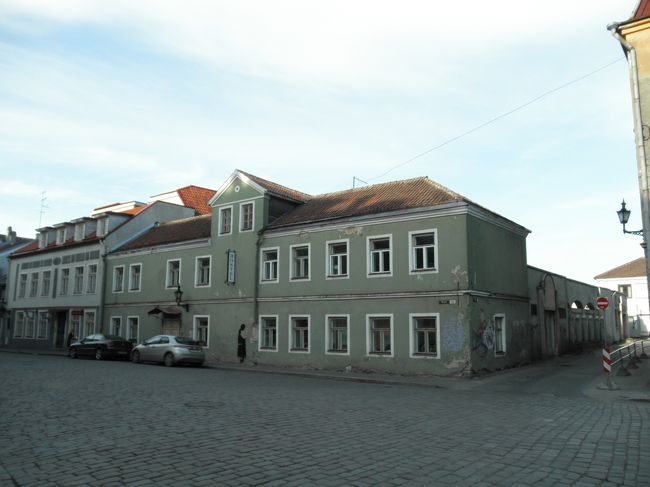 　この日と次の日の２泊した”オールドハウスホステル”（http://www.oldhouse.ee/）<br /><br />　オールドハウスは旧市街にアパートメント、ホステル、ゲストハウスと３タイプ。<br /><br />　見た目がぼろいのと、時々スタッフがどっか行っちゃって、入れなくなるのはご愛嬌。