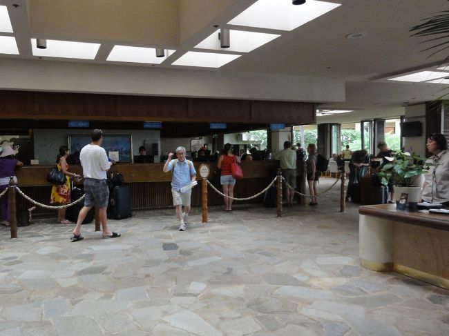 空港からヒルトン村へ。何の気なしにチェックインカウンターの前でタクシーを降りたら、ココではないと言われた。