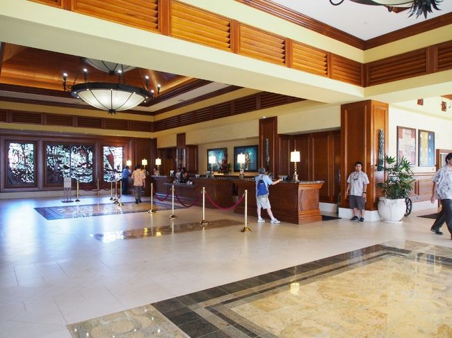 そこから、目的のGrand Wikikian の受付までは長かった。やっとチェックインできたが、時間が早すぎて部屋には入れない。でかい円盤を渡された。部屋の用意ができたらどこにいても音と光で知らせてくれるとのこと。