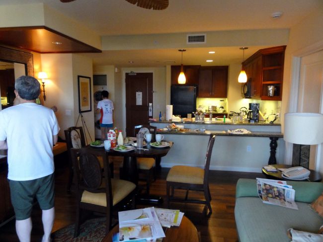 アラモアナ商店街やその先のスーパーまで歩いたり、トロリーに乗ったり、いろいろとした後、やっと部屋に入ることができた。36階建てのビルの30階だが、北西を向いているのでワイキキビーチは見えない。ハワイ島のThe Bay Club よりは若干狭いが設備は似たようなもの。