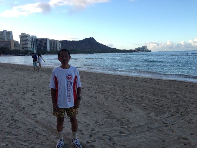 翌早朝、偵察を兼ねワイキキビーチをジョギング。海岸の遊歩道は所々とぎれ、ホテルのレストランのそばや砂浜を走ることもあった。最後は走ったかっこうのまま海に飛び込む。（一度これがやってみたかった！）
