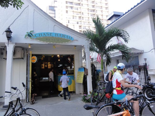 免税店のそばの自転車屋で自転車を借りる。1日20ドルは安いのでは。今日はまずダイヤモンドヘッドへ登り、その後はひたすら東へ向かい、適当なところで海水浴という計画。