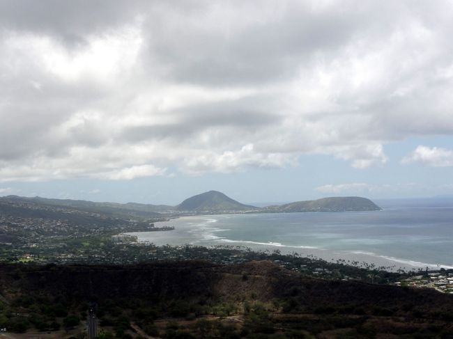これからいく東方向が見える。たぶん二つの山の間に道路があるのだろう。