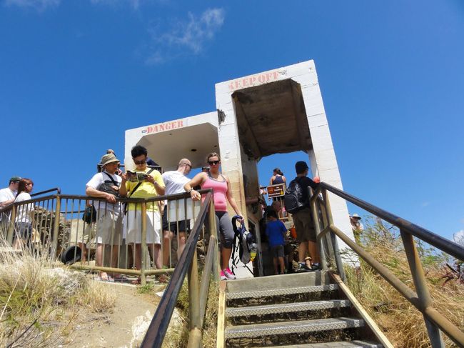 ダイヤモンドヘッドの頂上。軍の施設だったので、ちょっと雰囲気が違う。入場料は一人1$。下の駐車場に自転車を置いて歩く。往復、1.5時間くらい。