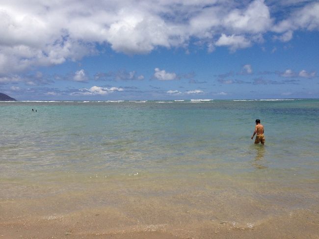 昼食を食べた後、メンバーの一人が「もうついて行けない」と言い出した。ハナウマ湾までは登りがあると訊いていたので、無理せずここで引き返すことにした。途中で目を付けておいたビーチで一休み。シャワーやトイレはあるが、こぢんまりして人もほとんどおらず、ビーチを独占。