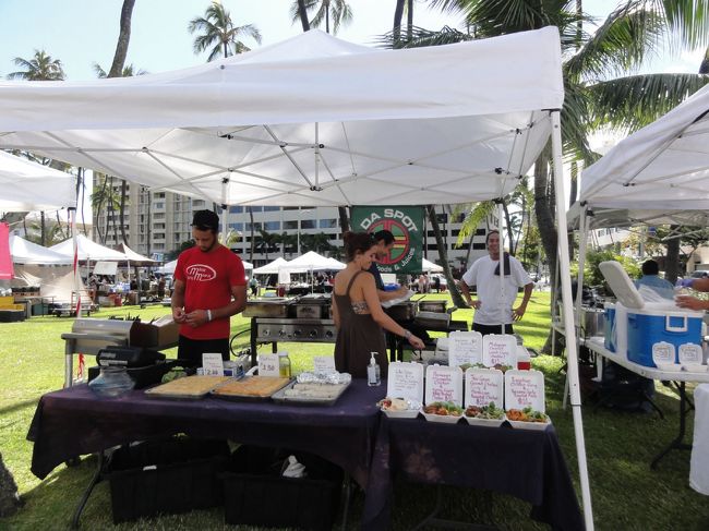 ワイキキを通り越して、ファーマーズマーケットへ。安い野菜を仕入れた。